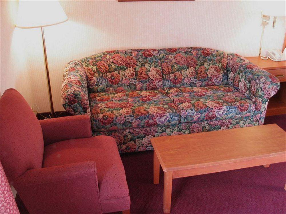 Hampton Inn Altoona Room photo