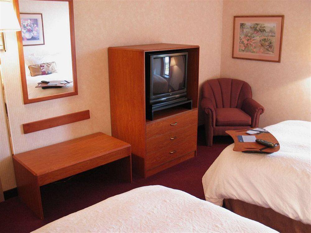 Hampton Inn Altoona Room photo